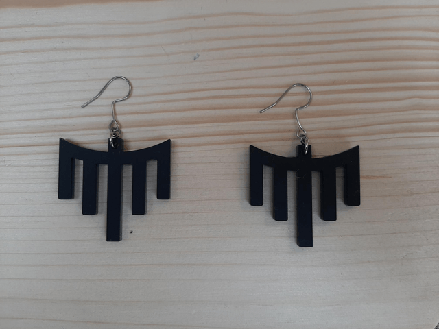 Petites boucles d'oreilles "cascade" - PMMA noir mat - Collection Apu