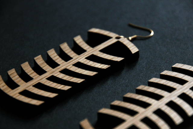 Boucles d'oreilles "arête" - chêne massif - Collection Apu