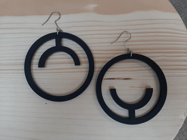 Moyennes boucles d'oreilles "reflet" - PMMA noir mat - Collection Arasy
