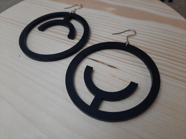 Moyennes boucles d'oreilles "reflet" - PMMA noir mat - Collection Arasy