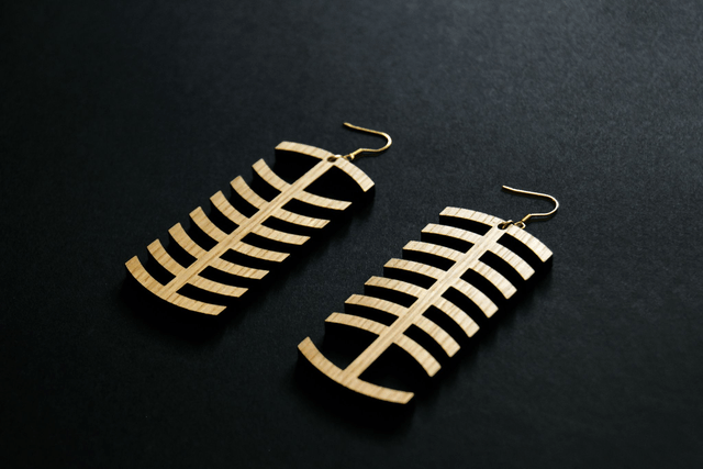 Boucles d'oreilles "arête" - chêne massif - Collection Apu