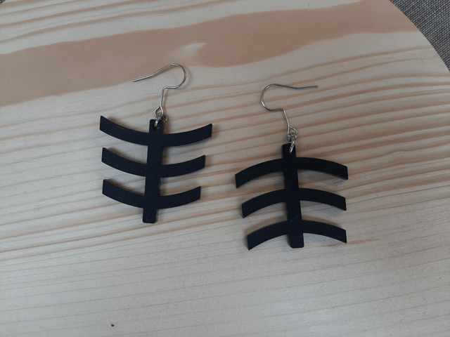 Petites boucles d'oreilles "vestige" - PMMA noir mat - Collection Apu