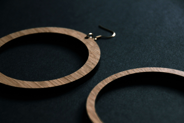 Boucles d'oreilles "silhouette" - chêne massif - Collection Arasy