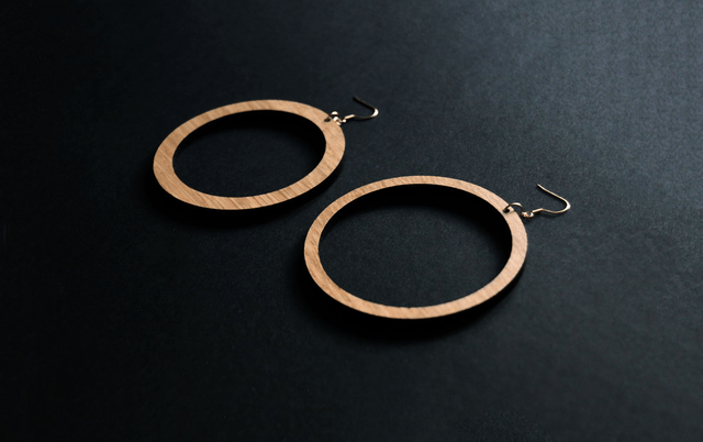 Boucles d'oreilles "silhouette" - chêne massif - Collection Arasy