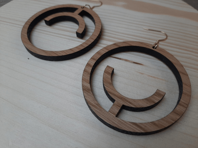 Moyennes boucles d'oreilles "reflet" - chêne massif - Collection Arasy