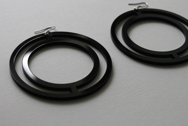 Boucles d'oreilles "pleine lune" - PMMA noir - Collection Arasy