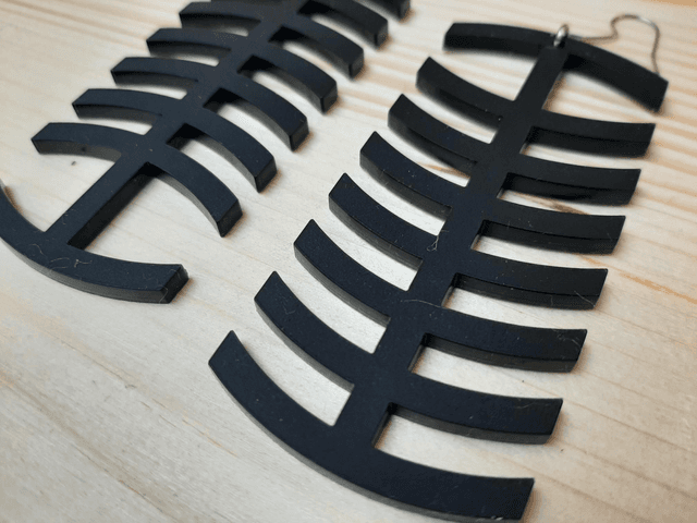 Boucles d&#039;oreilles &quot;arête&quot; - PMMA noir mat - Collection Apu
