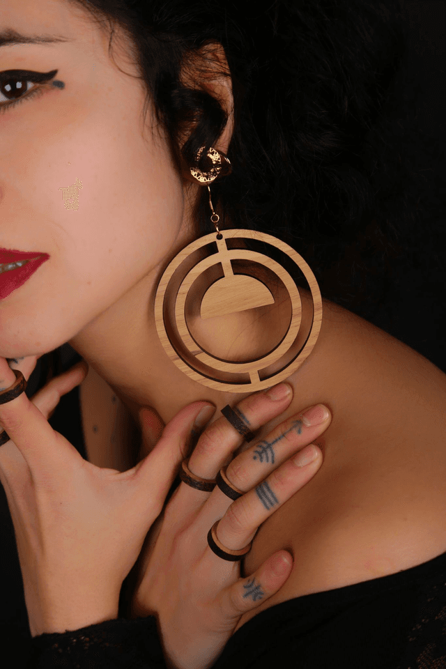 Boucles d&#039;oreilles &quot;croissant&quot; - chêne massif - Collection Arasy